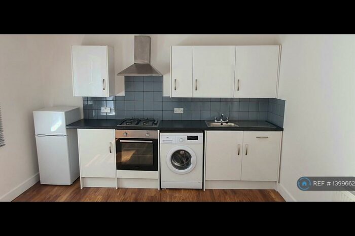 2 Bedroom Flat To Rent In Green Street, Enfield, EN3
