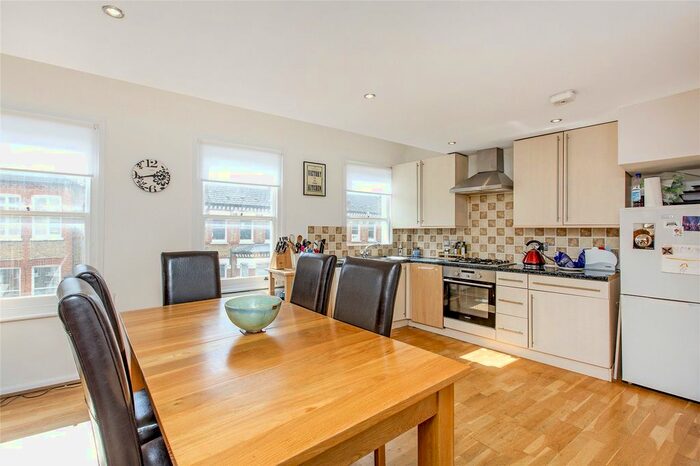 2 Bedroom Flat To Rent In Tremadoc Road, London, SW4