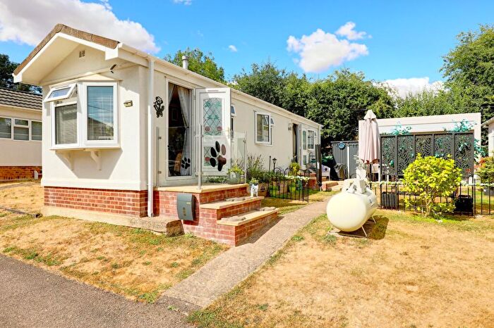 1 Bedroom Park Home For Sale In Ashleigh Park, Ware, SG11