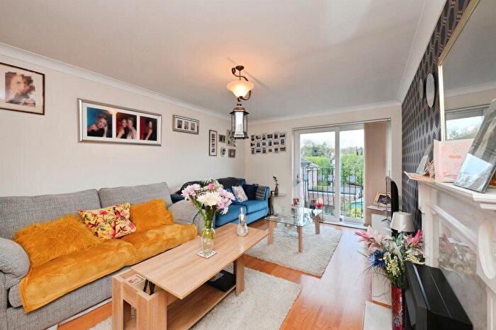 2 Bedroom Apartment For Sale In Barleycroft, Waterford, Hertford, SG14