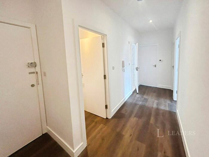 2 Bedroom Flat To Rent In High Street, Sittingbourne, Kent, ME10