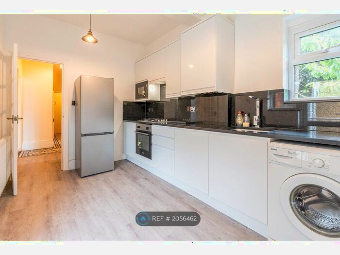 2 Bedroom Flat To Rent In The Crest, London, N13
