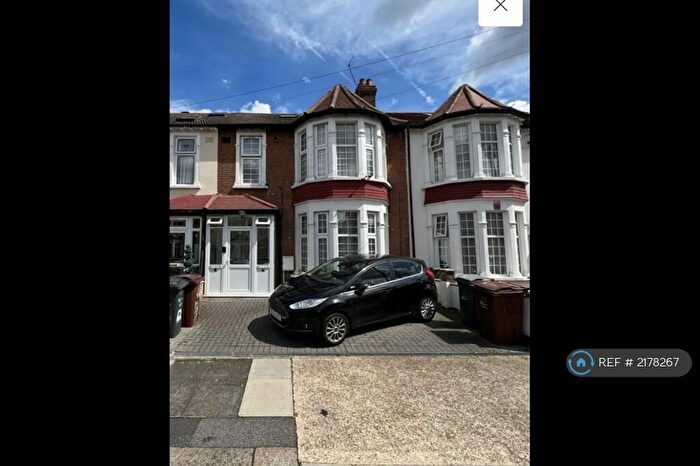 2 Bedroom Flat To Rent In Aldersey Gardens, Barking, IG11