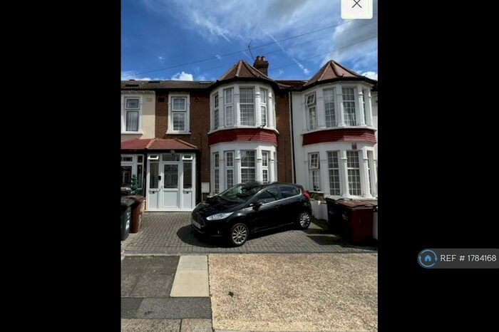 2 Bedroom Flat To Rent In Aldersey Gardens, Barking, IG11