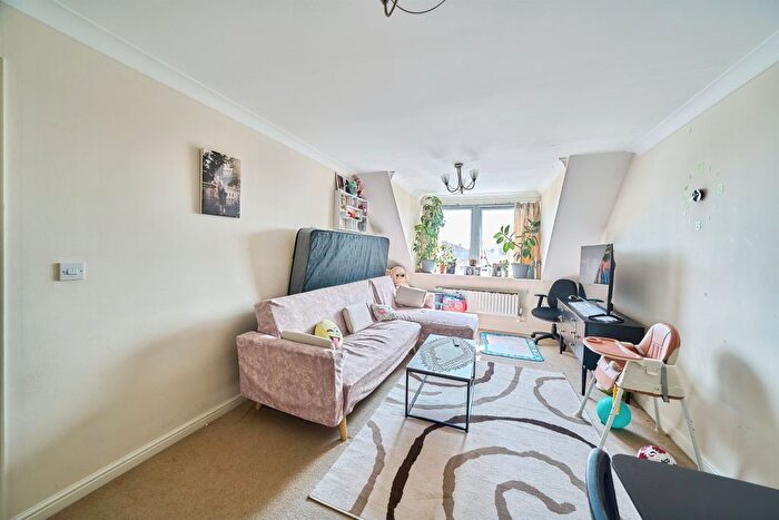 1 Bedroom Flat For Sale In Harwoods Road, Watford, WD18