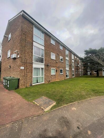 2 Bedroom Flat To Rent In Wyedale, London Colney AL2