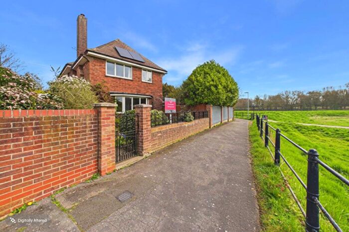 4 Bedroom Detached House For Sale In Walden Grove, Huntingdon, Cambridgeshire, PE29