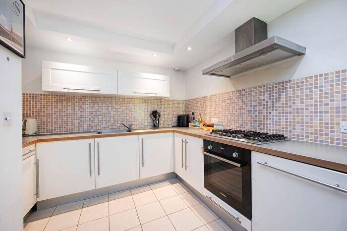 2 Bedroom Flat To Rent In Chatsworth Road, Clapton, London, E5