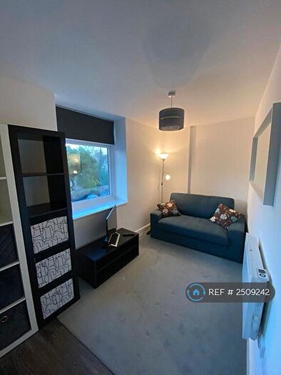 1 Bedroom Flat To Rent In Four Corners Chertsey, Chertsey, KT16