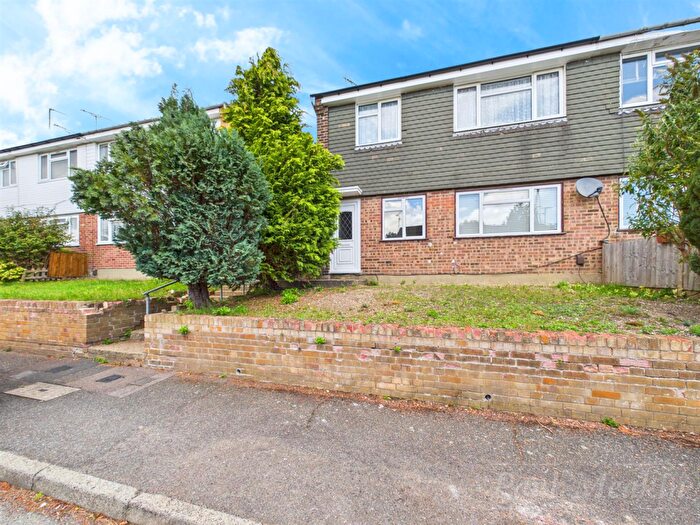 2 Bedroom Maisonette For Sale In Swallowdale, South Croydon, CR2