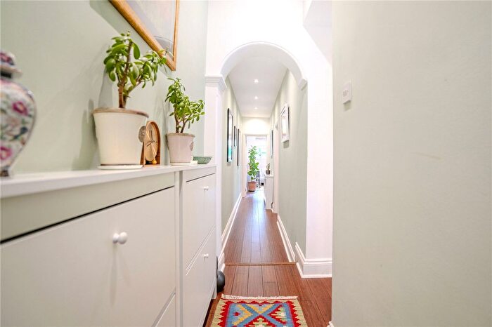 2 Bedroom Flat For Sale In Upper Richmond Road West, London, SW14