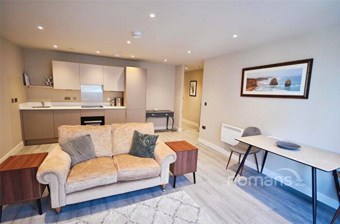 1 Bedroom Flat To Rent In Petersfield Avenue, Slough, Berkshire, SL2