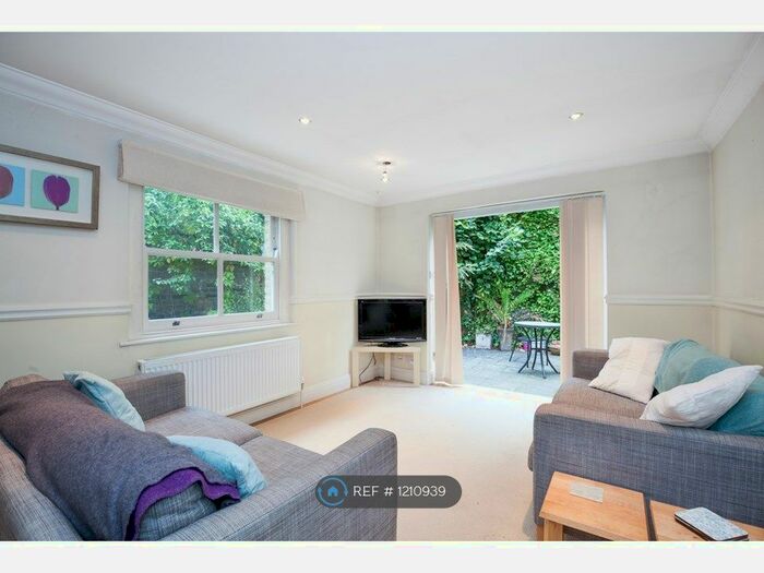3 Bedroom Flat To Rent In Tooting Bec Road, Tooting Bec, SW17