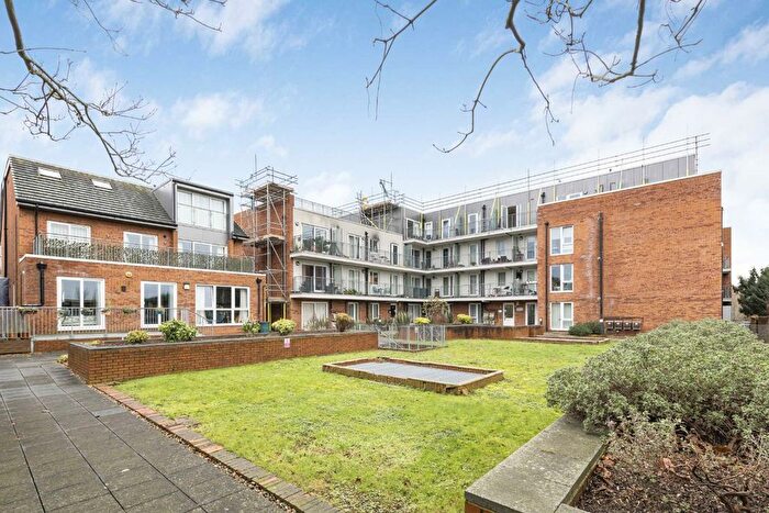 2 Bedroom Flat To Rent In Lankaster Gardens, London, N2