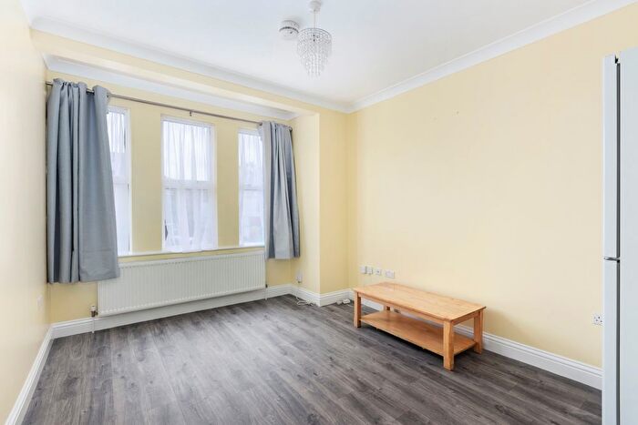 3 Bedroom Flat To Rent In Durnsford Road, Wimbledon, SW19
