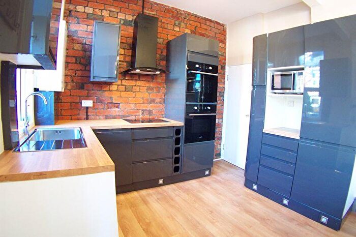 3 Bedroom Terraced House To Rent In Beechwood Mount, Leeds, LS4