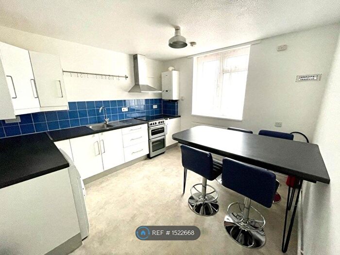 2 Bedroom Flat To Rent In Chates Farm Court, Brighton, BN2