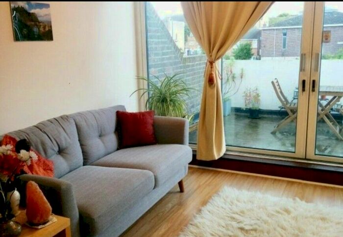 3 Bedroom Flat To Rent In South Croxted, London, SE21