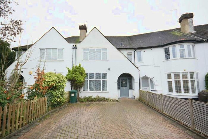 Studio To Rent In Woodland Way, London, NW7