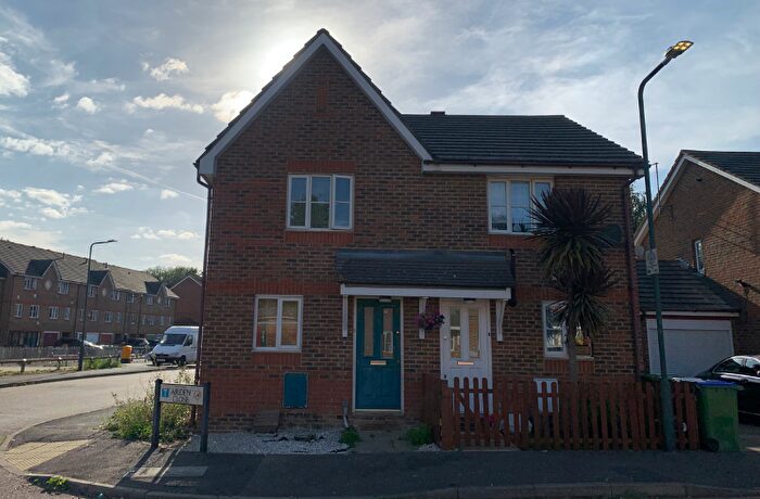 2 Bedroom End Of Terrace House For Sale In Arden Close, London, SE28