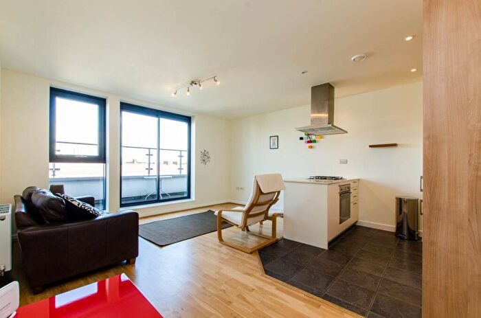 2 Bedroom Flat To Rent In Park View Court, Bow, London, E3