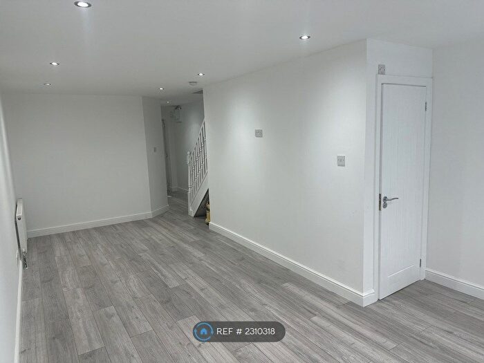 2 Bedroom Detached House To Rent In Rosemont Avenue, London, N12