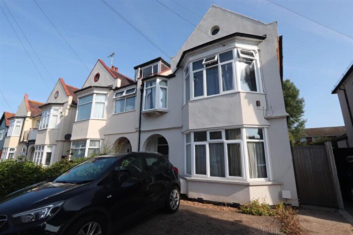2 Bedroom Flat To Rent In Shaftesbury Avenue, Thorpe Bay, Southend On Sea, SS1