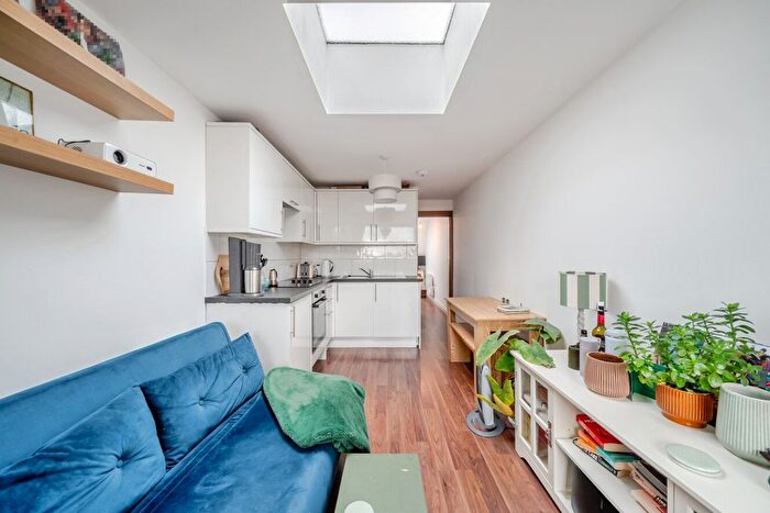 1 Bedroom Flat To Rent In Munster Road, London, SW6