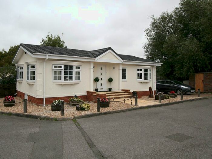 2 Bedroom Mobile/park Home For Sale In Shirkoak Park, Woodchurch, TN26