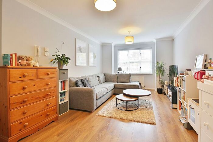 1 Bedroom Flat For Sale In Oliver Court, Draymans Way, Isleworth, TW7