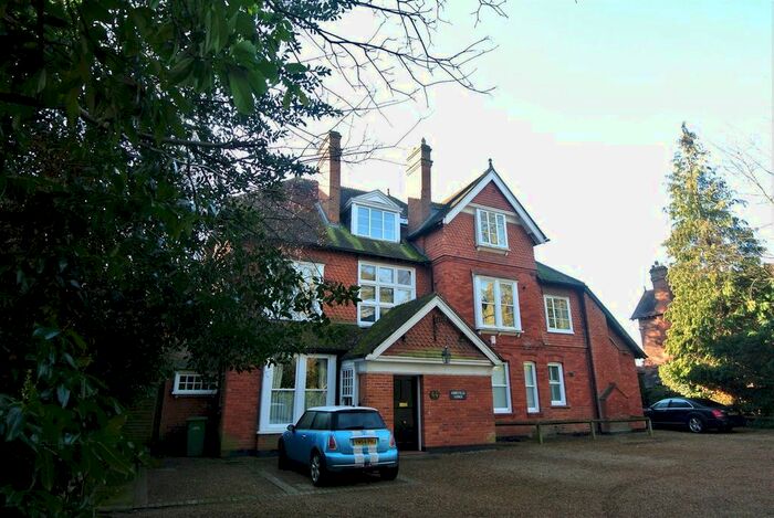 3 Bedroom Flat To Rent In Queens Road, Weybridge, KT13