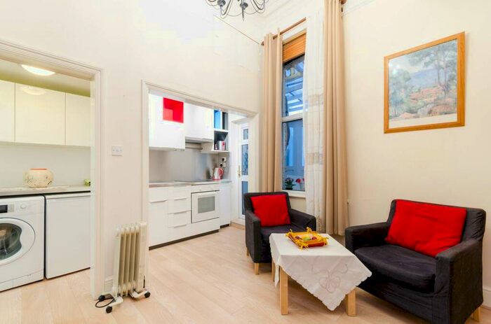 1 Bedroom Flat To Rent In Berrylands Road, Berrylands, Surbiton, KT5