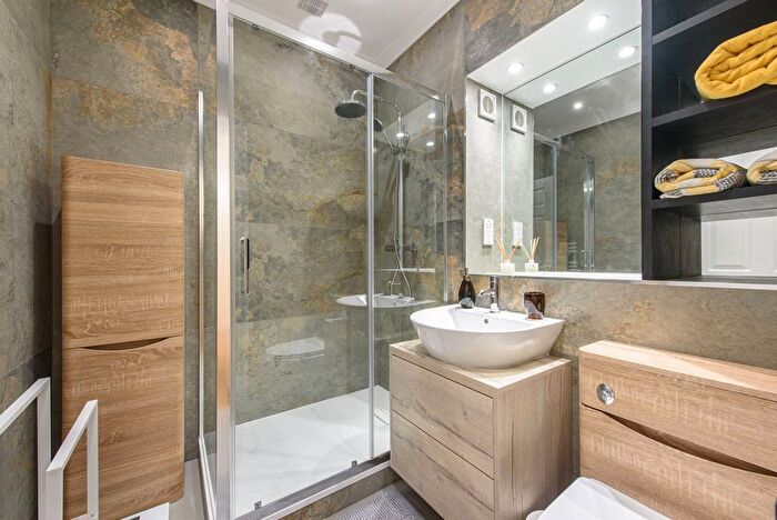 2 Bedroom Flat To Rent In Oakview Lodge, Golders Green, London, NW11