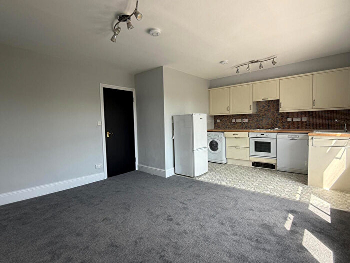 2 Bedroom Flat To Rent In The Broadway, Friern Barnet Road, London, London, N11