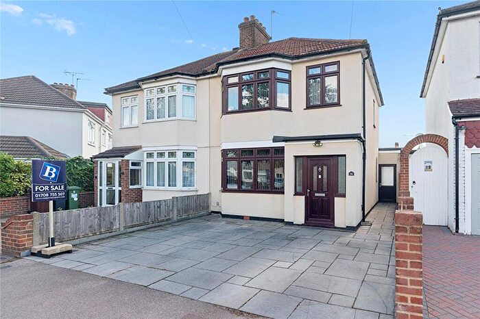 3 Bedroom Semi-Detached House For Sale In Gorseway, Romford, RM7