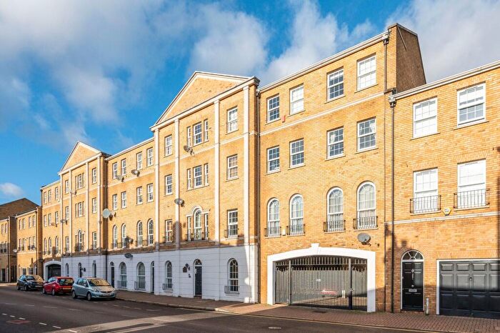 2 Bedroom Flat To Rent In Sophia Square, Rotherhithe, London, SE16