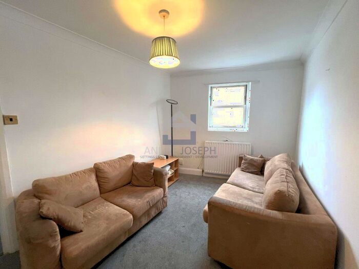 2 Bedroom Flat To Rent In Elms Crescent, Abbeville Village, Clapham, London, SW4