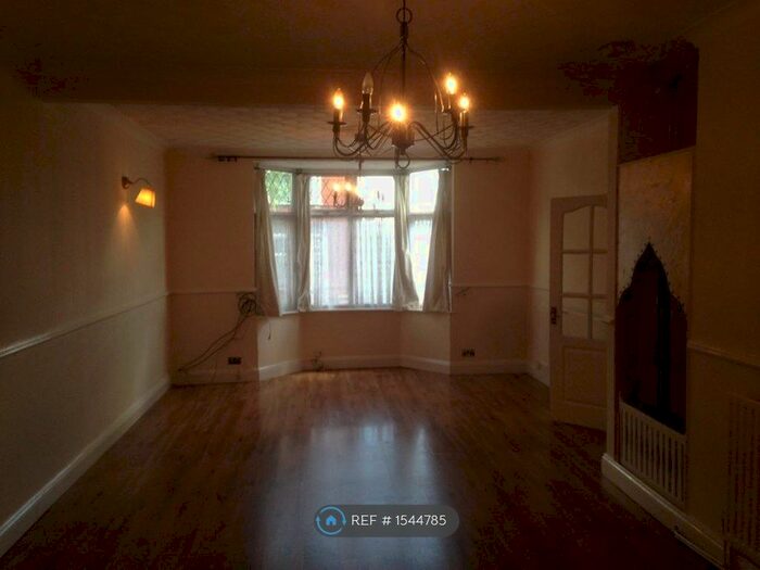 4 Bedroom Semi-Detached House To Rent In Sykefield Avenue, Leicester, LE3