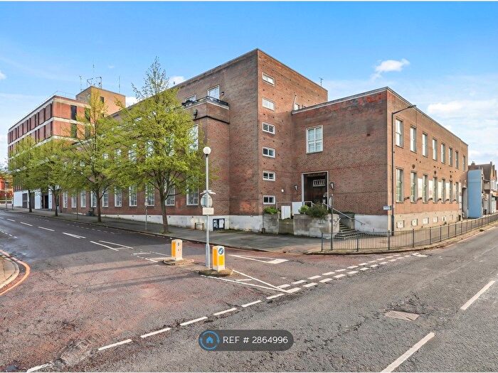 2 Bedroom Flat To Rent In Queen St, Hitchin, SG4