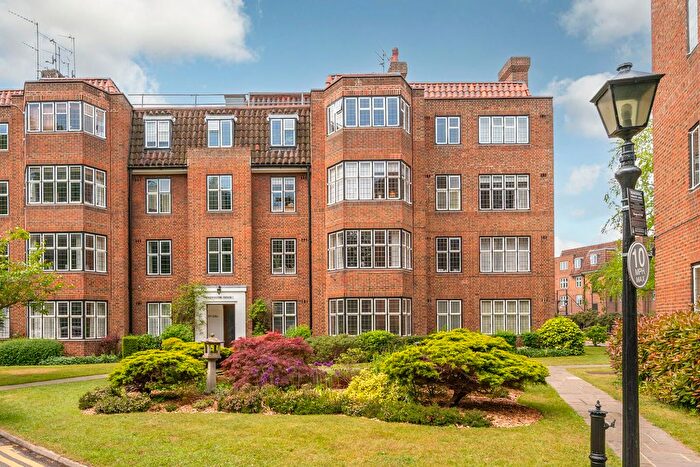 1 Bedroom Flat For Sale In Highlands Heath, Putney, London, SW15