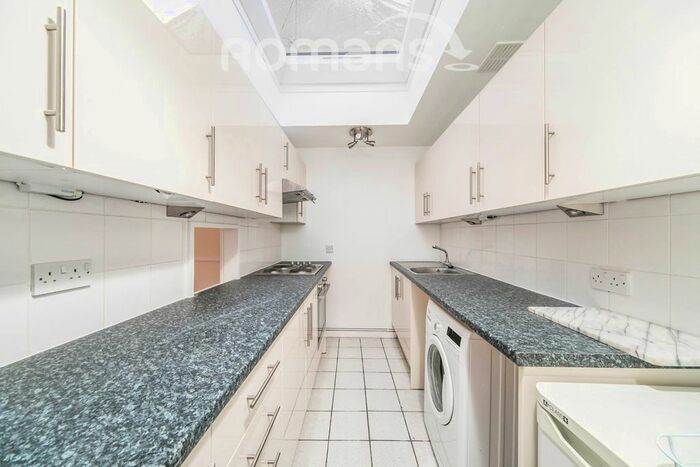 2 Bedroom Flat To Rent In Tuns Lane, Henley-On-Thames, RG9