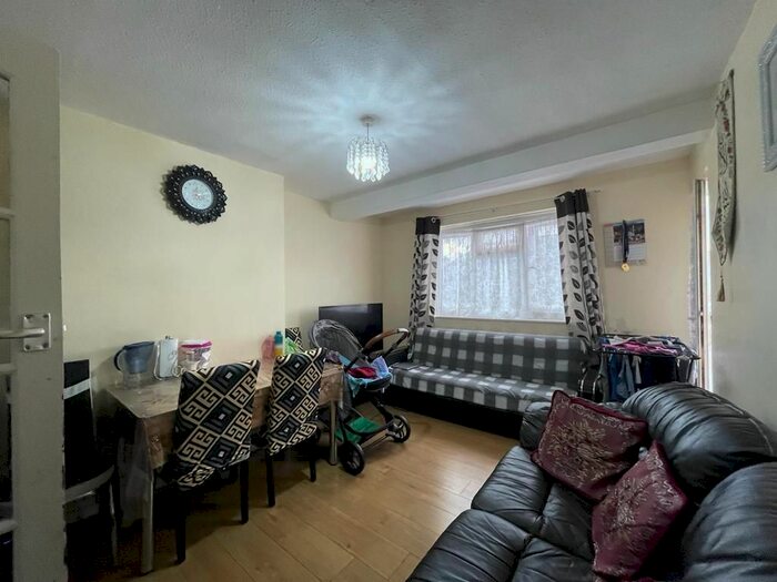 2 Bedroom Flat For Sale In Sussex Road, London, E6