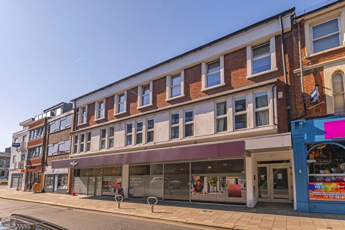 2 Bedroom Flat To Rent In The Causeway, Teddington, TW11