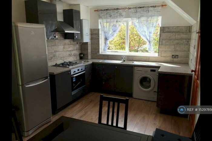 3 Bedroom Semi-Detached House To Rent In Fleetwood Close, London, E16