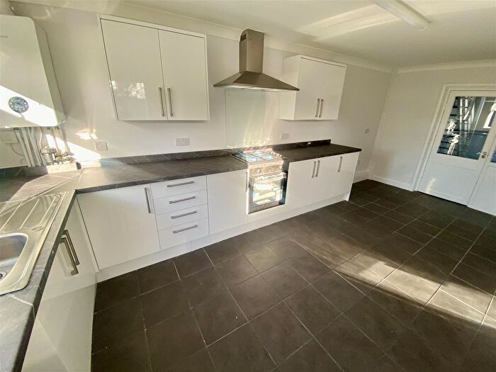 3 Bedroom Terraced House For Sale In Cricklade Road, Gorse Hill, Swindon, SN2