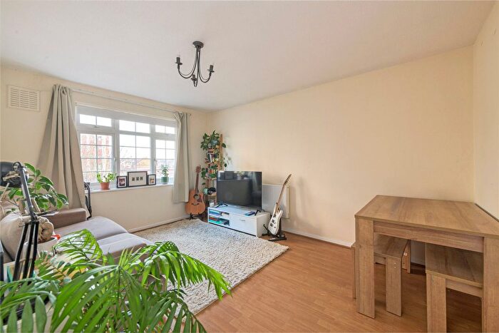 2 Bedroom Flat To Rent In Ashdown Way, London, SW17