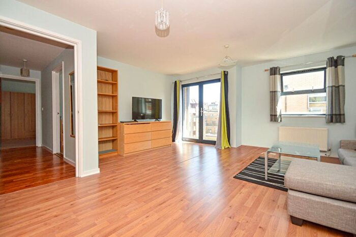 2 Bedroom Flat To Rent In Quaker Street, Shoreditch, E1