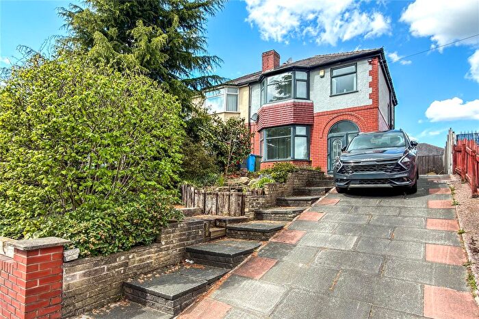 3 Bedroom Semi-Detached House For Sale In Broadway, Chadderton, Oldham, OL9