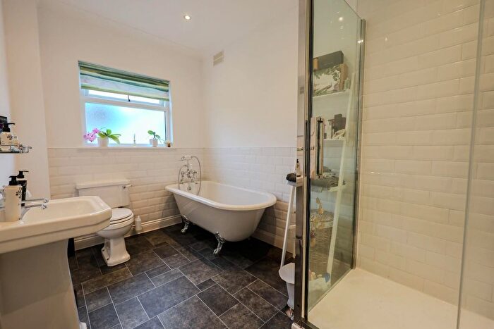 4 Bedroom Detached House For Sale In Tyrone Road, Southend-On-Sea, SS1