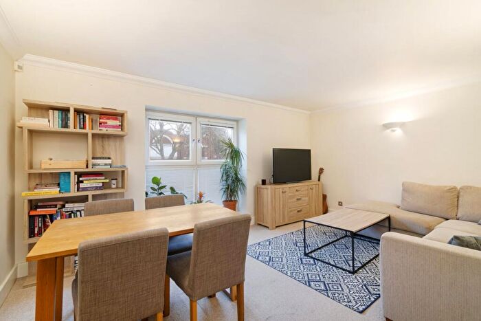 2 Bedroom Flat For Sale In Richmond Court, Melville Place, London, N1